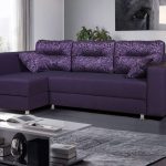 coin canapé violet avec des oreillers