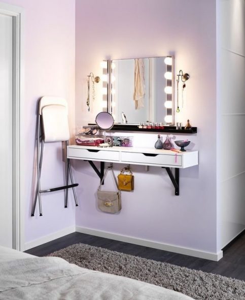 table de maquillage avec un miroir rectangulaire