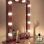 table de maquillage avec un miroir