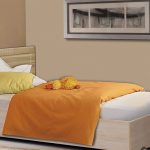 lit avec une couverture orange