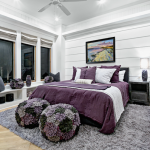 chambre claire avec lit violet