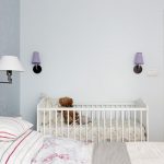 lit bébé lumineux dans la chambre