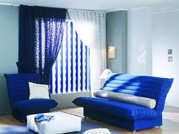 canapé bleu dans la chambre