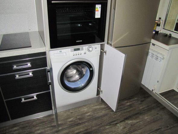 machine à laver dans la cuisine dans le placard