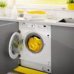 machine à laver dans un casque gris jaune