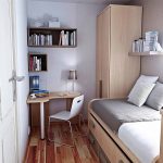Canapé pliable et table de coin compacte dans une chambre étroite