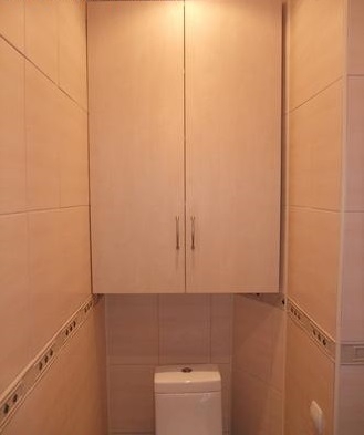 Le placard installé dans les toilettes