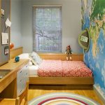 arrangez les meubles dans une petite chambre d'enfants