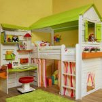 Maison dans la chambre des enfants avec une aire de jeux avec leurs propres mains
