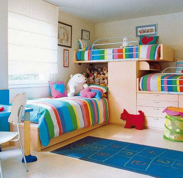 Chambre d'enfant compacte et confortable