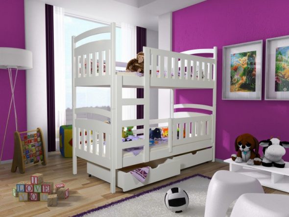 un lit de deux étages pour deux enfants