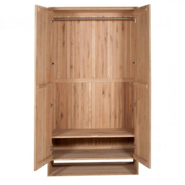 armoire en bois à l'intérieur