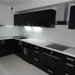 Dessus de table blanc et évier noir à l'intérieur de cuisine moderne