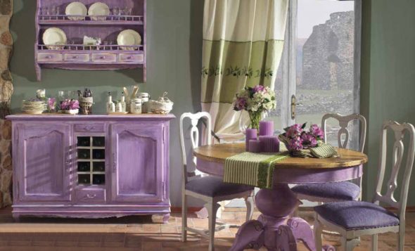 Découpage de meubles de style provençal à fleurs violettes