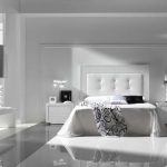 chambre lumineuse avec mobilier blanc