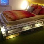 lit de palettes avec lumière