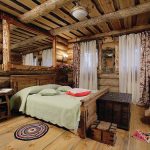 lit en bois dans une maison de campagne