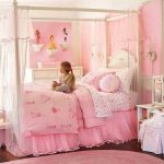 Belle chambre de bébé rose pour une fille