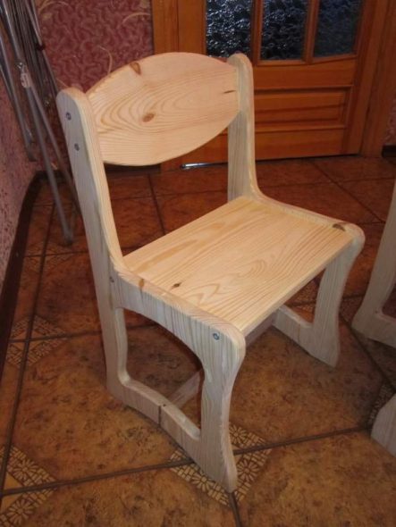 Chaise d'enfant en bois