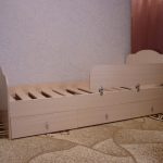 lit en bois avec un côté