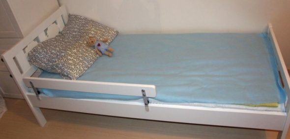 Ikea säng med en sida