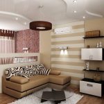 un meuble et des meubles encastrés constituent une partie importante de l'arrangement dans un appartement de petite taille