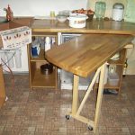table gigogne en bois dans la cuisine