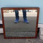 miroir dans un cadre en bois