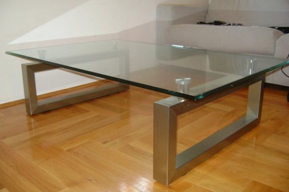 table basse avec pieds en métal