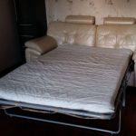 canapé-lit avec matelas orthopédique dans la chambre