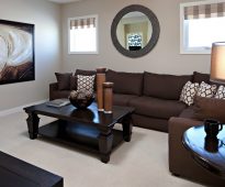 divano marrone nel soggiorno
