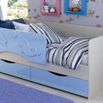 Le lit le dauphin avec des boîtes bleues