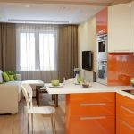 Colore arancione all'interno della cucina-soggiorno