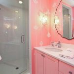 miroir dans la conception de la salle de bain
