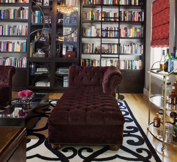 progetto di una sala con librerie e un divano