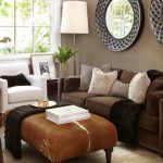 divano marrone nel design del soggiorno