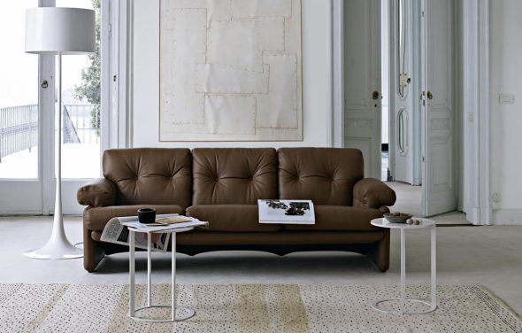 divano marrone nella foto del soggiorno