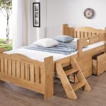 lit en bois massif pour un enfant