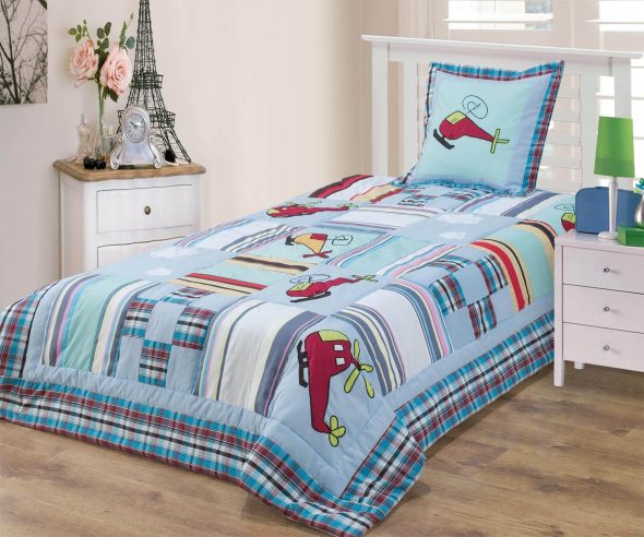 coudre des couvre-lits pour enfants sur le lit