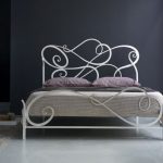 Design de chambre à coucher avec lit forgé Ksenia