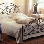 Le lit forgé ajoute romance et colore la chambre à la manière de la Provence