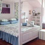 Couvre-lit sur le lit dans le style de la Provence