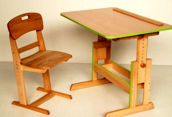 chaise en bois pour écolier