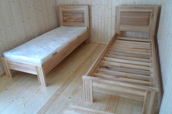 lits de pin simples pour une maison de campagne