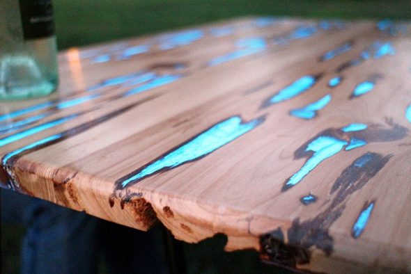 készítsen egy fa és epoxigyantából készült ragyogó asztalt