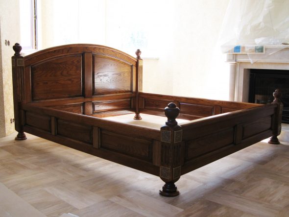 Photo d'un lit de bois pour deux