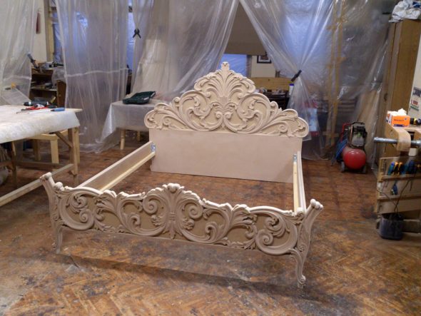 cadre de lit sculpté