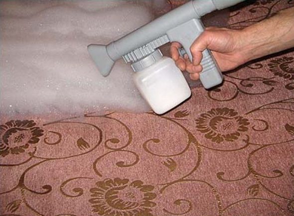 nettoyer les meubles rembourrés à la maison de l'odeur