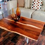 table en bois à l'intérieur