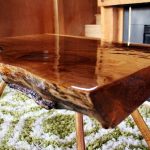 table en bois laqué